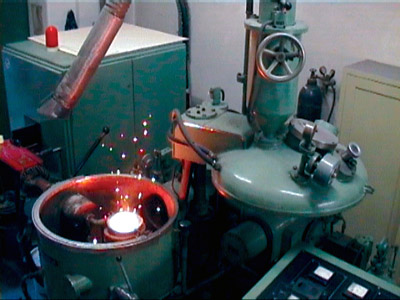 真(zhēn)空熔煉過程(cheng)進行中